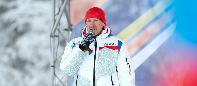 Тренер выступает на зимнем спортивном празднике